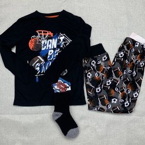 SLEEP ON IT Big Boys Sport Print 2 Piece Pajama Set with Cozy Socks Size S(6/7)